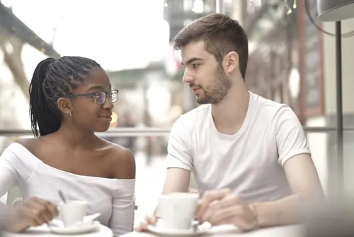 schüchternes paar beim ersten date und kaffee trinken